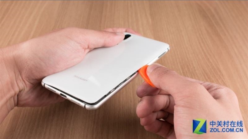 Bên trong smartphone viền cạnh siêu mỏng Sharp Aquos S2 có gì Bên trong smartphone viền cạnh siêu mỏng Sharp Aquos S2 có gì