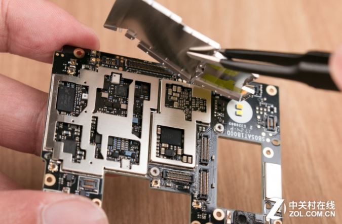 Bên trong smartphone viền cạnh siêu mỏng Sharp Aquos S2 có gì Bên trong smartphone viền cạnh siêu mỏng Sharp Aquos S2 có gì