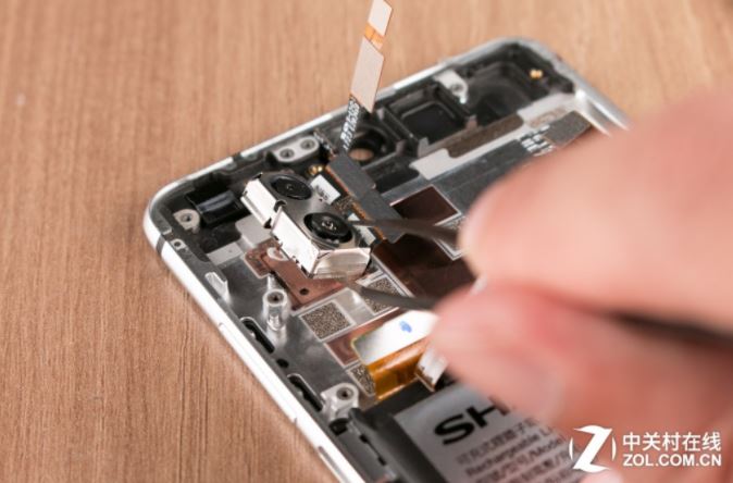 Bên trong smartphone viền cạnh siêu mỏng Sharp Aquos S2 có gì Bên trong smartphone viền cạnh siêu mỏng Sharp Aquos S2 có gì