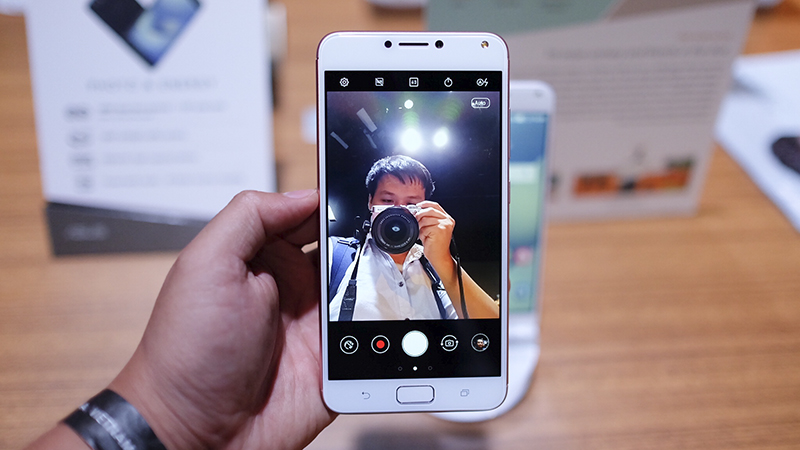Trên tay Zenfone 4 max pro Trên tay Zenfone 4 max pro
