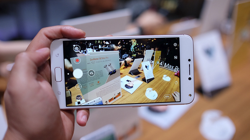 Trên tay Zenfone 4 max pro Trên tay Zenfone 4 max pro