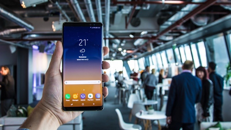Galaxy Note 8 là chiếc Note có màn hình lớn nhất nhưng vẫn vừa vặn trong lòng bàn tay Galaxy Note 8 là chiếc Note có màn hình lớn nhất nhưng vẫn vừa vặn trong lòng bàn tay
