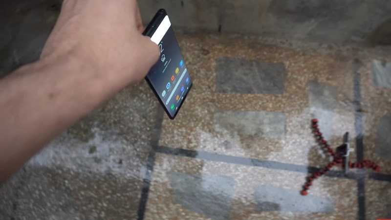 Thả rơi siêu phẩm Galaxy Note 8 đến 3 lần: Kết quả không thể tin nổi! Thả rơi siêu phẩm Galaxy Note 8 đến 3 lần: Kết quả không thể tin nổi!