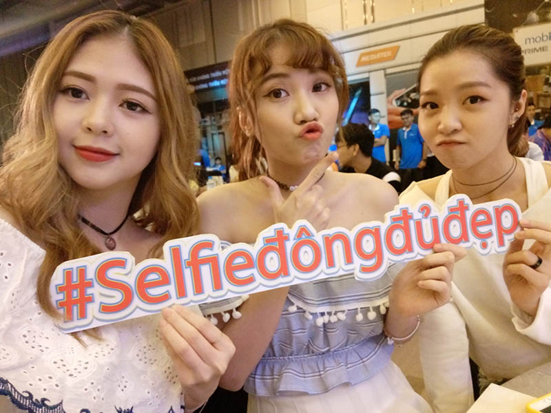 Selfie 3 người cùng Mobiistar Zumbo S2 Dual Selfie 3 người cùng Mobiistar Zumbo S2 Dual