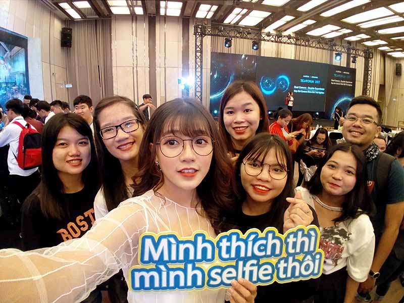 Selfie nhiều người cùng Mobiistar Zumbo S2 Dual Selfie nhiều người cùng Mobiistar Zumbo S2 Dual