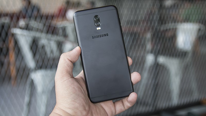 Trên tay Galaxy J7 Plus