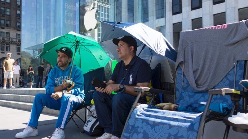 Hình ảnh người dùng chờ mua iPhone đời mới trước Apple Store quá đỗi quen thuộc iphone x