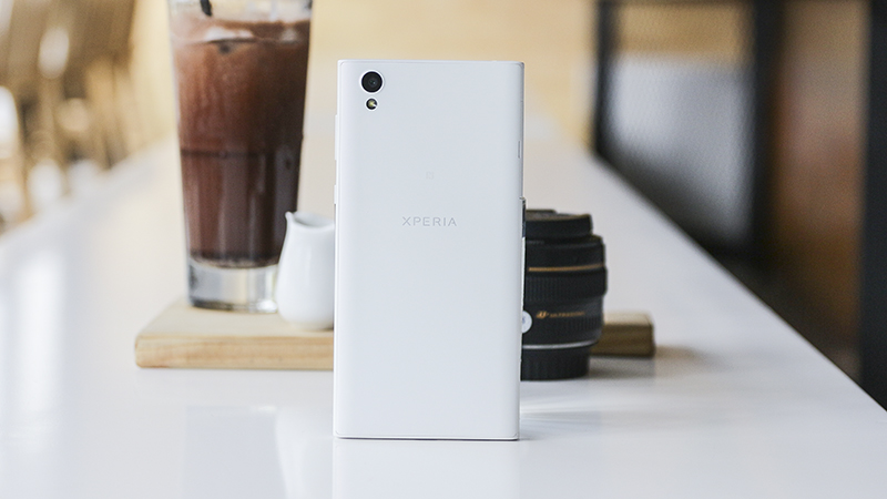 Trên tay Xperia L1 màu trắng Trên tay Xperia L1 màu trắng
