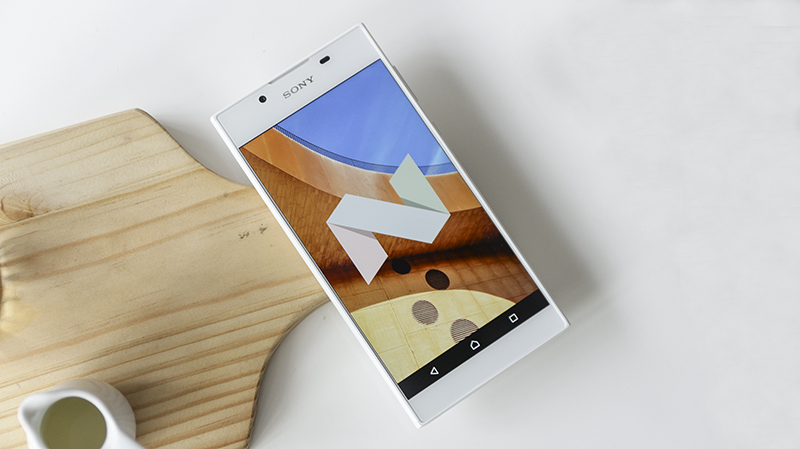 Trên tay Xperia L1 màu trắng Trên tay Xperia L1 màu trắng