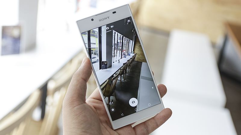 Trên tay Xperia L1 màu trắng Trên tay Xperia L1 màu trắng