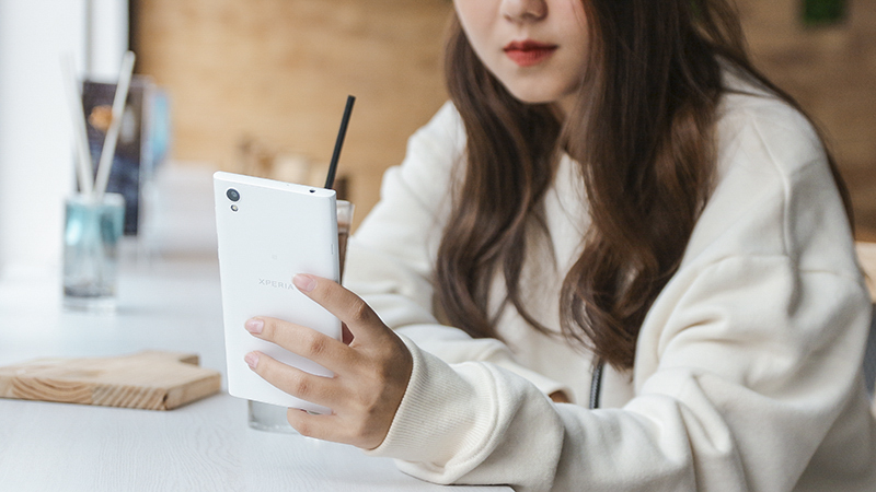 Trên tay Xperia L1 màu trắng Trên tay Xperia L1 màu trắng
