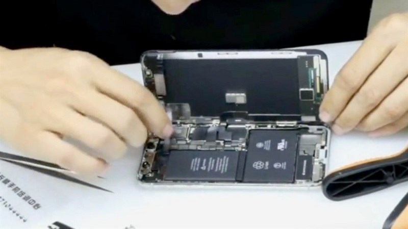 Mổ bụng iPhone X, có tới 2 thỏi pin bên trong Mổ bụng iPhone X, có tới 2 thỏi pin bên trong