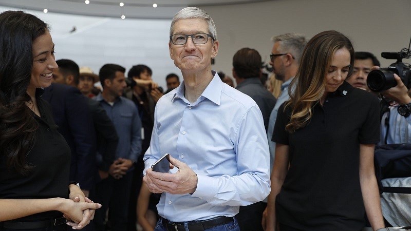 Tim Cook cầm trên tay iPhone X Tim Cook cầm trên tay iPhone X