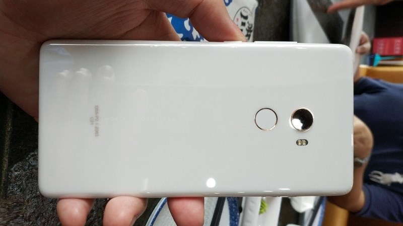 Mi MIX 2 phiên bản vỏ gốm trắng được xác nhận sắp bán ra thị trường Mi MIX 2 phiên bản vỏ gốm trắng được xác nhận sắp bán ra thị trường