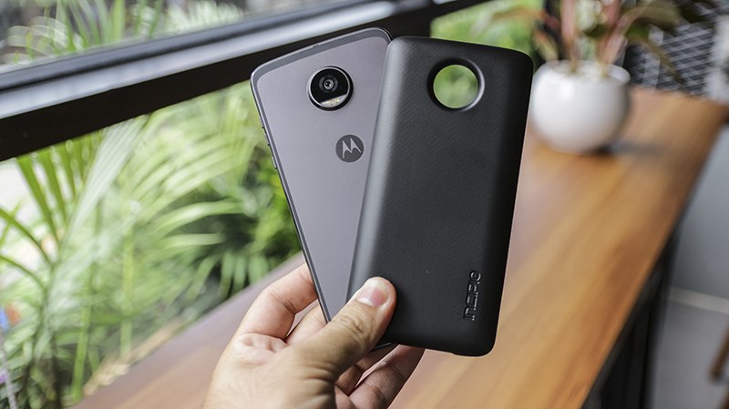 Đánh giá pin Moto Z2 Play và Moto mod pin Đánh giá pin Moto Z2 Play và Moto mod pin