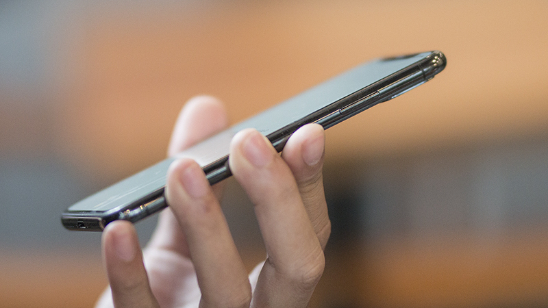 Trên tay iPhone X màu đen Trên tay iPhone X màu đen