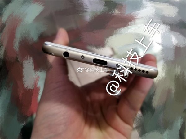 Mặt lưng là cụm camera kép không có mác Leica đi kèm đèn LED 1 tông màu.