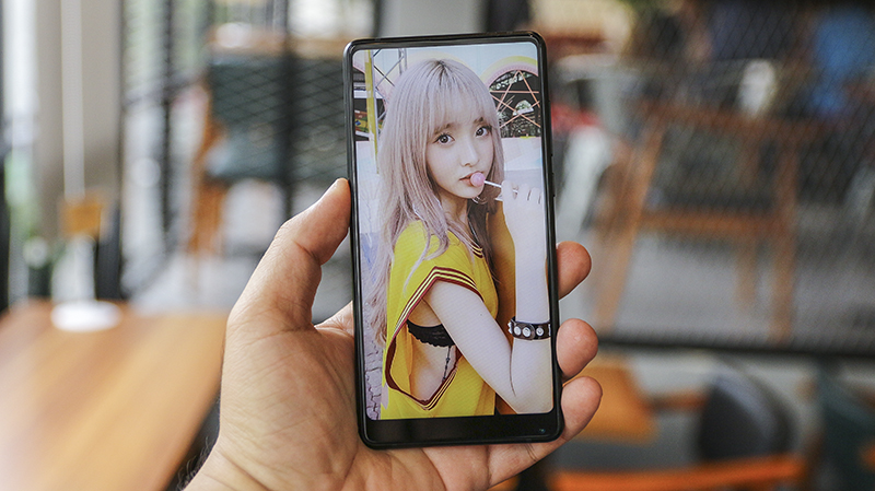 Trên tay Xiaomi Mi MIX 2