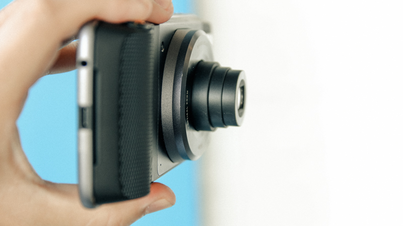 Trên tay moto mod camera Hasselblad True Zoom Trên tay moto mod camera Hasselblad True Zoom