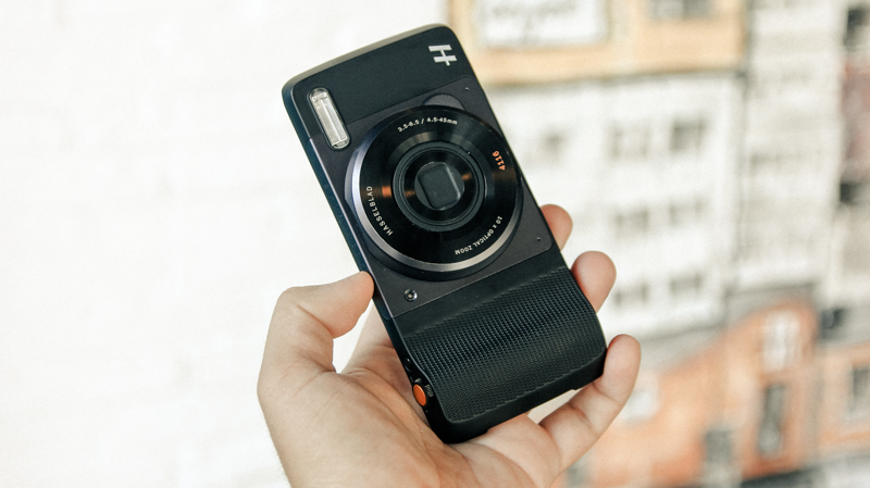Trên tay moto mod camera Hasselblad True Zoom Trên tay moto mod camera Hasselblad True Zoom