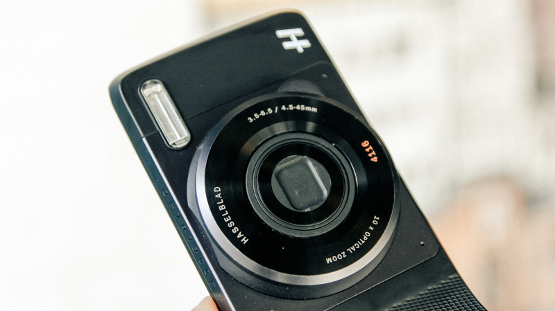 Trên tay moto mod camera Hasselblad True Zoom Trên tay moto mod camera Hasselblad True Zoom