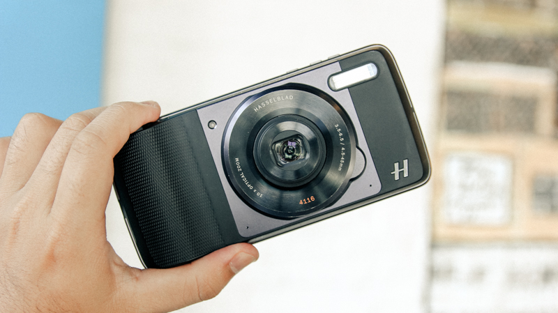 Trên tay moto mod camera Hasselblad True Zoom Trên tay moto mod camera Hasselblad True Zoom