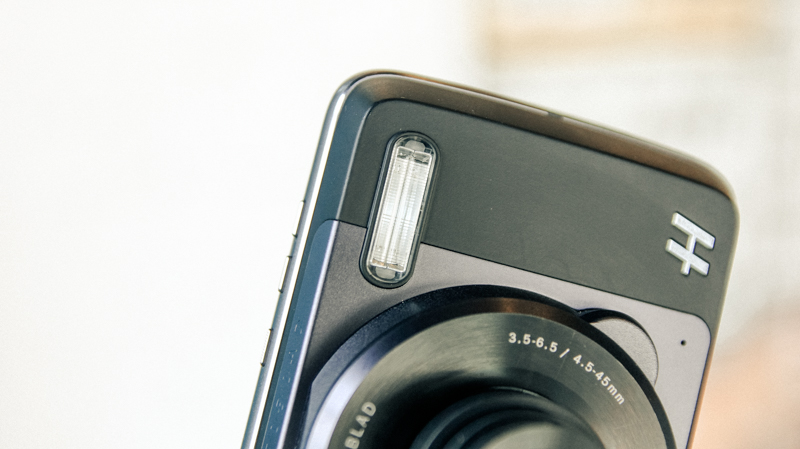 Trên tay moto mod camera Hasselblad True Zoom Trên tay moto mod camera Hasselblad True Zoom