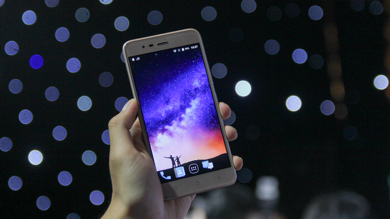 Trên tay nhanh Sharp Pi & Sharp R1: Smartphone Sharp tấn công trở lại thị trường Trên tay nhanh Sharp Pi & Sharp R1: Smartphone Sharp tấn công trở lại thị trường