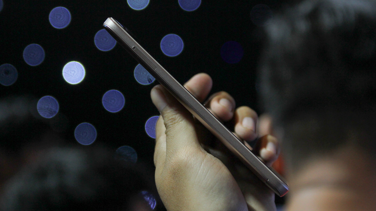 Trên tay nhanh Sharp Pi & Sharp R1: Smartphone Sharp tấn công trở lại thị trường Trên tay nhanh Sharp Pi & Sharp R1: Smartphone Sharp tấn công trở lại thị trường