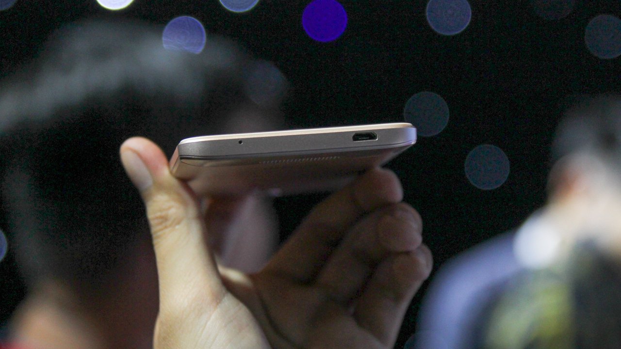 Trên tay nhanh Sharp Pi & Sharp R1: Smartphone Sharp tấn công trở lại thị trường Trên tay nhanh Sharp Pi & Sharp R1: Smartphone Sharp tấn công trở lại thị trường