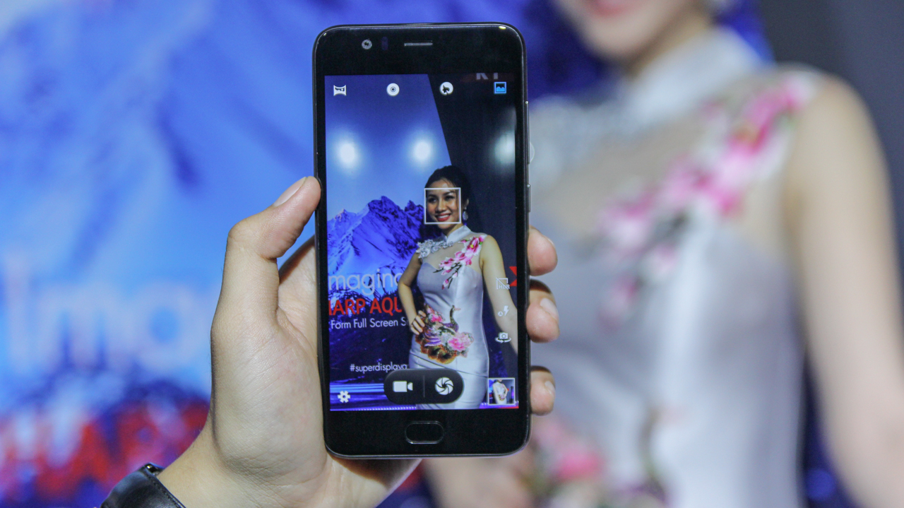 Trên tay nhanh Sharp Pi & Sharp R1: Smartphone Sharp tấn công trở lại thị trường Trên tay nhanh Sharp Pi & Sharp R1: Smartphone Sharp tấn công trở lại thị trường