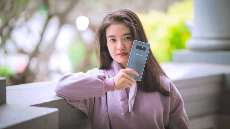 Galaxy Note 8 tím khói Orchid Gray và hot girl 10