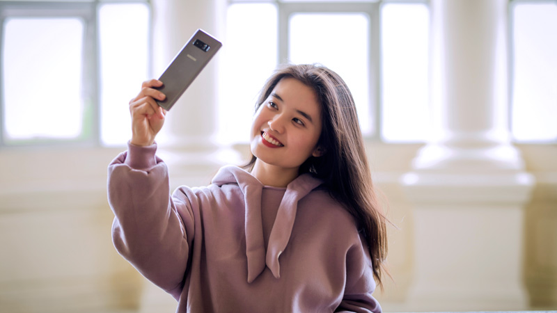 Galaxy Note 8 tím khói Orchid Gray và hot girl 11