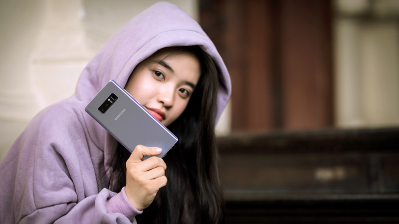 Galaxy Note 8 tím khói Orchid Gray và hot girl 01