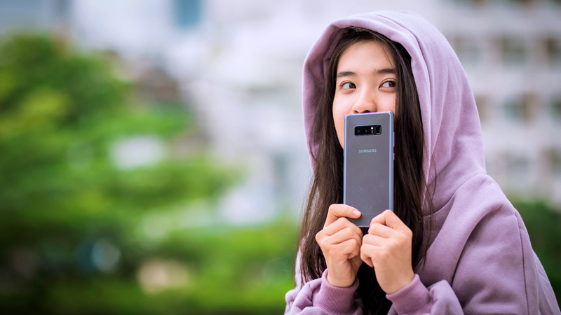 Galaxy Note 8 tím khói Orchid Gray và hot girl 02