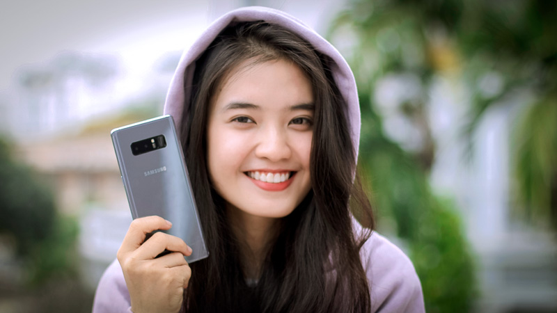 Galaxy Note 8 tím khói Orchid Gray và hot girl 04