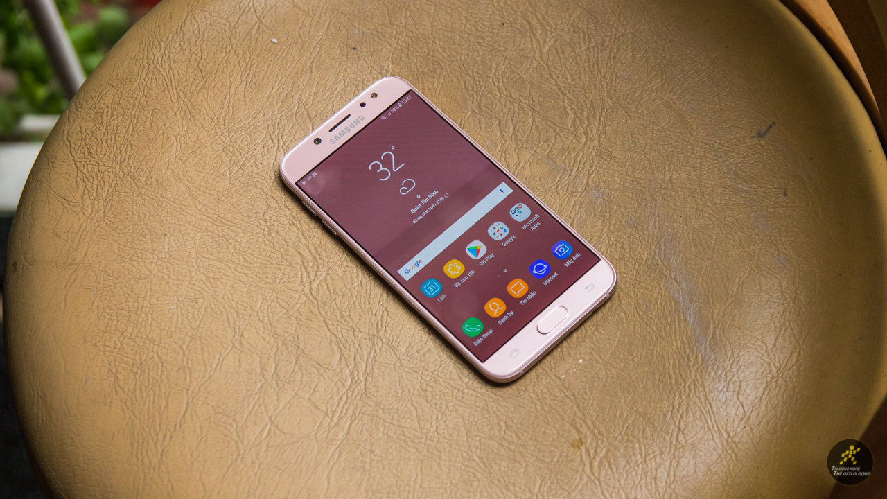 Trên tay Galaxy J7 Pro hồng Trên tay Galaxy J7 Pro hồng