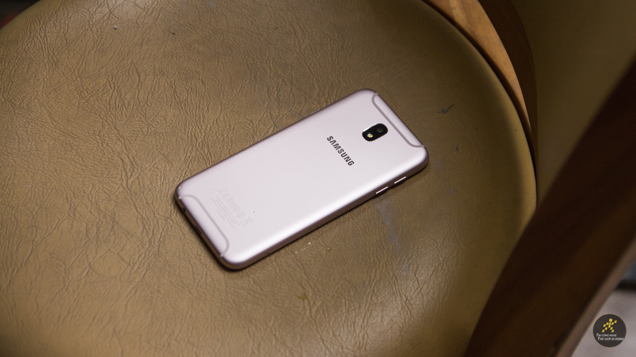 Trên tay Galaxy J7 Pro hồng Trên tay Galaxy J7 Pro hồng