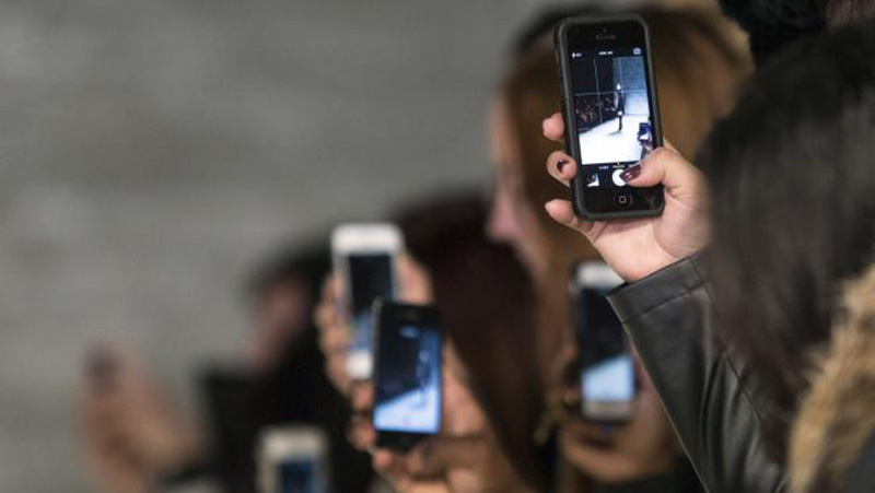 Hầu như mọi người đều đang nghiện smartphone, theo khảo sát từ Motorola Hầu như mọi người đều đang nghiện smartphone, theo khảo sát từ Motorola