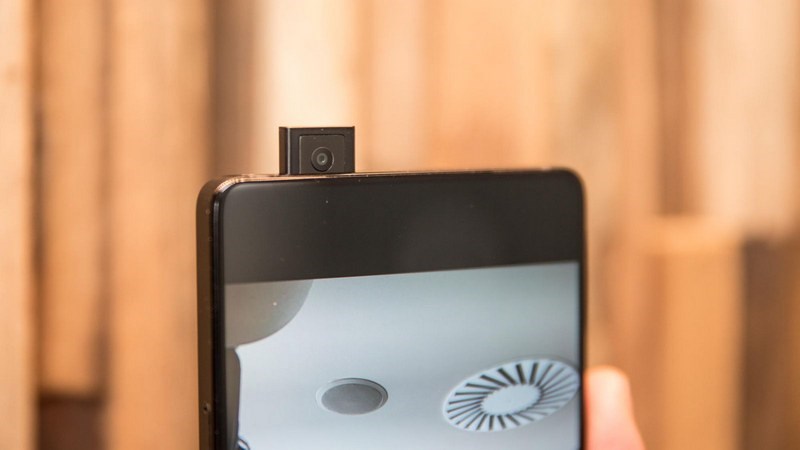Xuất hiện bằng sáng chế smartphone Essential không notch tai thỏ, camera thu gọn Xuất hiện bằng sáng chế smartphone Essential không notch tai thỏ, camera thu gọn