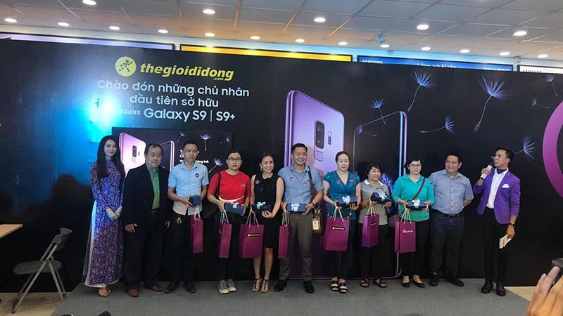 Ngà y Äầu má» bán Galaxy S9 & S9 Plus tại TGDÄ: Äông nghẹt thá»