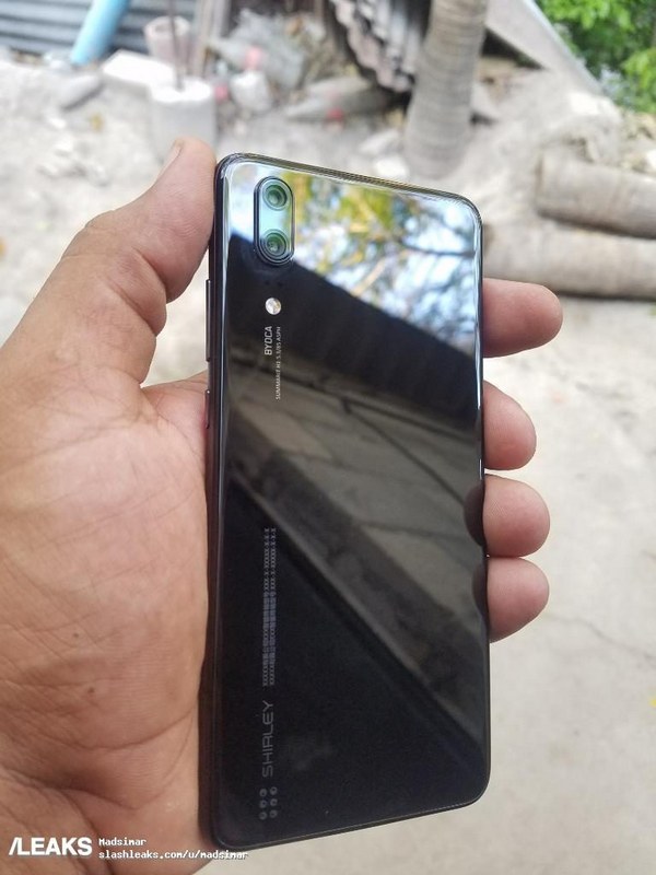 Huawei P20 lộ ảnh thực tế trên tay người dùng kèm thông số cấu hình Huawei P20 lộ ảnh thực tế trên tay người dùng kèm thông số cấu hình