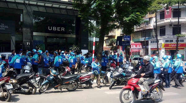 Hàng trăm tài xế mặc đồng phục tuần hành chia tay Uber tại Việt Nam