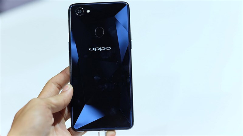 Trên tay và đánh giá nhanh OPPO F7 đen kim cương