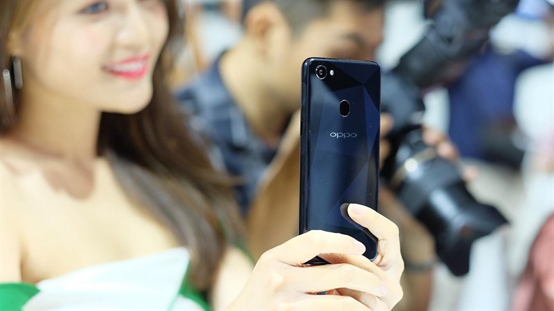 Trên tay và đánh giá nhanh OPPO F7 đen kim cương