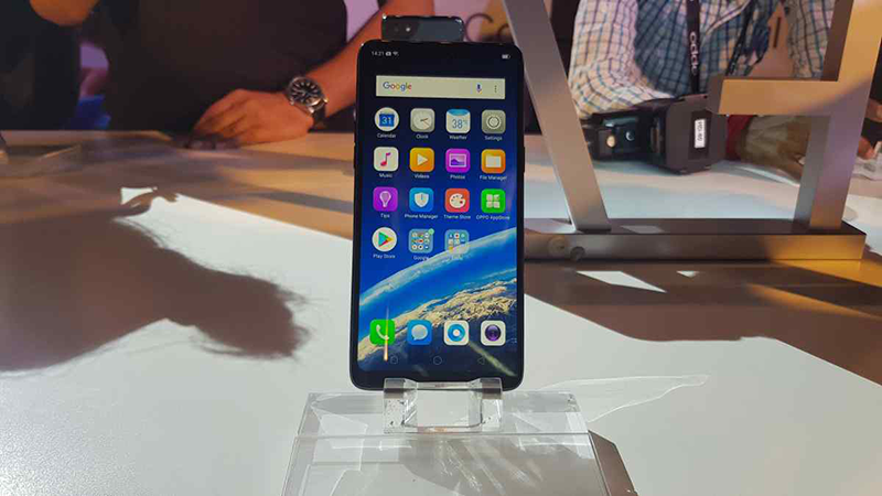OPPO F7 smartphone tai thỏ