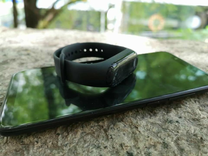 Mi 8 và Mi Band 3 Mi 8 và Mi Band 3
