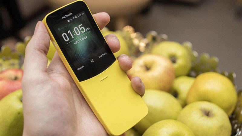 Nokia 8110 4G vàng 1. Thiết kế thú vị
