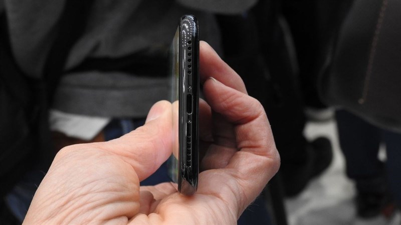 Ban đầu Apple đã muốn bỏ hết cổng kết nối trên iPhone X Ban đầu Apple đã muốn bỏ hết cổng kết nối trên iPhone X