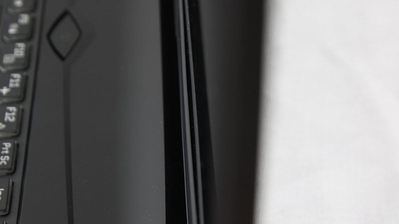 khoang-ho-giua-vien-bezel-va-man-hinh khoang-ho-giua-vien-bezel-va-man-hinh